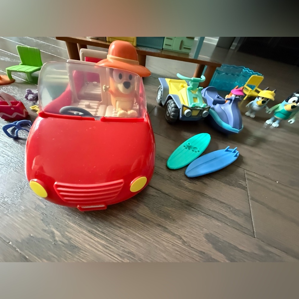 Bluey Beach House Playset w/Figures beach convertible car jet ski four wheeler - Picture 8 of 16